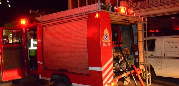 Αυτοκίνητο άρπαξε φωτιά σε συνοικία της Λάρισας